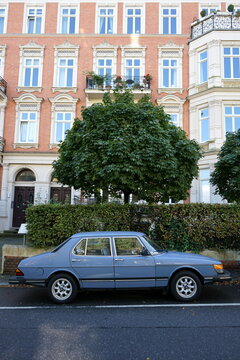 Saab 900 Sedan Vierzylinder Turbo der Achtzigerjahre in Blaugrau am 05.10.2023 in der Alsterchaussee im Stadtteil Harvestehude an der Alster in der Hansestadt Hamburg