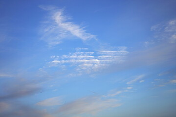 Interessantes Muster der weißen Wolken vor blauem Himmel über dem Deich im Herbst in Büsum im Kreis Dithmarschen an der Küste der Nordsee an der Nordsee in Nordfriesland in Schleswig-Holstein