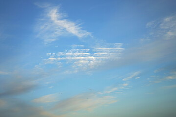 Interessantes Muster der weißen Wolken vor blauem Himmel über dem Deich im Herbst in Büsum im Kreis Dithmarschen an der Küste der Nordsee an der Nordsee in Nordfriesland in Schleswig-Holstein