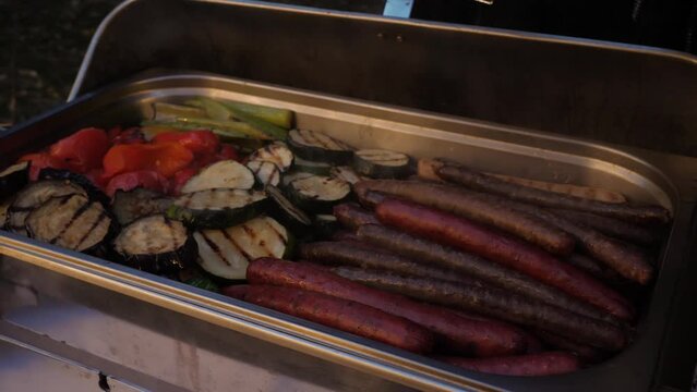 Pan in which vegetables are grilled sausages