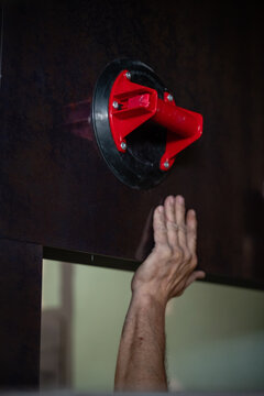 worker instaling panels 