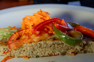 Ensalada de quinoa con palta,cebolla, tomate y morrones. Típica del norte argentino. Cachi, Salta, Argentina