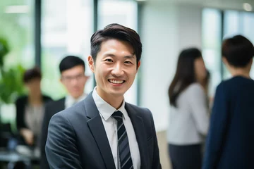 Foto op Plexiglas 都会のオフィスで働く若いスーツ姿のアジア人ビジネスマン（会議・セミナー・婚活パーティー）  © buritora