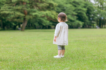 公園で遊ぶ子供・幼児・女の子・少女の後ろ姿
