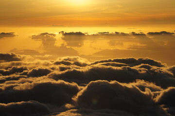 Obraz premium Golden Awakening: Sun's Embrace Above