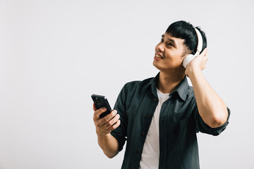 An excited man enjoys karaoke on his smartphone, singing with Bluetooth headphones. Studio shot isolated on white background, capturing his positive and musical spirit. - obrazy, fototapety, plakaty