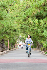 自転車に乗る女性２
