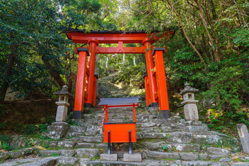 神倉神社の鳥居と古い自然石の石段（和歌山県新宮市）