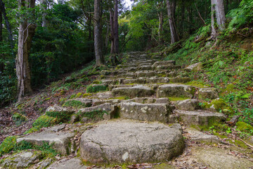 神倉神社の古い自然石の石段（和歌山県新宮市）