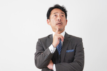 考える中年のビジネスマン　白背景