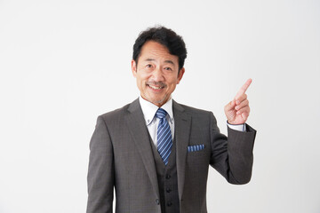 右側を指差す中年のビジネスマン　白背景