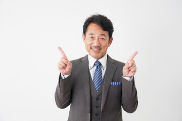 両側を指差す中年のビジネスマン　白背景
