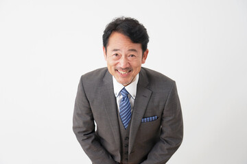 お辞儀をする中年のビジネスマン　白背景