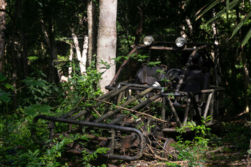 Auto todo terreno abandonado en la selva. oxidado, auto abandonado, viejo.
