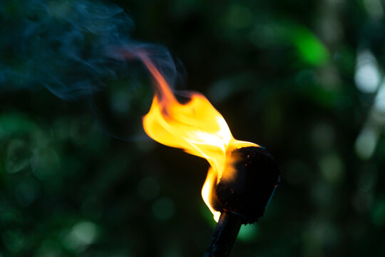 Antorcha encendida, fuego en el campo.