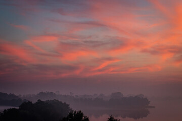 Mgła na wsi przy zachodzie słońca