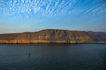 Küstenlinie bei Khasab am Hajar Gebirge, Musandam, Oman in der Abendsonne