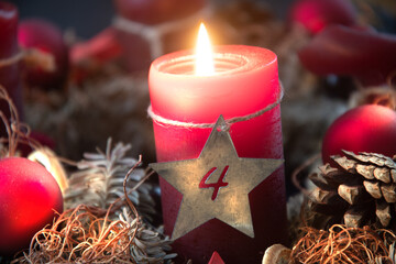 Dekoration mit Adventszahl 4. Advent mit Stern Kerze weihnachtlich