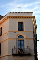 Fototapeta na wymiar Schmales gelbes Haus in der Altstadt von Viterbo