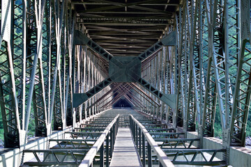 Interior structure of metal bridge