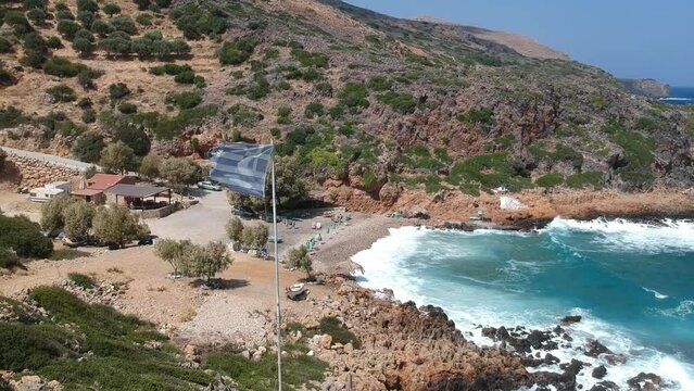 Drapeau national grec flottant au dessus de la c&ocirc;te en Cr&egrave;te
