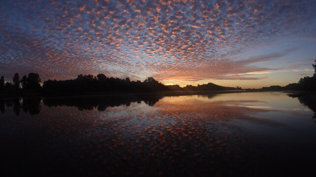 Reflet du lever de soleil sur la Loire en Touraine (France)