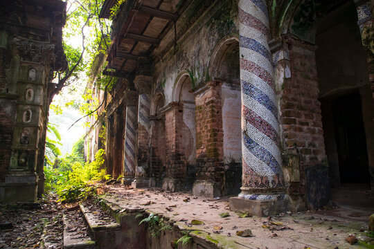 Baisrshi Zamindar Bari or Rajendra Babur haveli is a old historical zamindar house in Faridpur- Bangladesh
