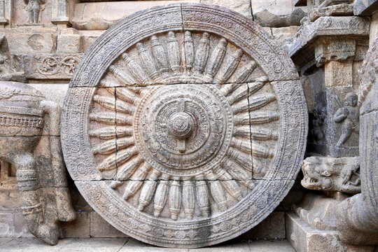 Chariot spoked wheel structure in Hindu temple. Stone relief wall carving in Airavatesvara Temple, Darasuram, Kumbakonam, Tamilnadu.