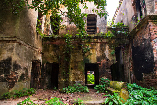 Baisrshi Zamindar Bari or Rajendra Babur haveli is a old historical zamindar house in Faridpur- Bangladesh