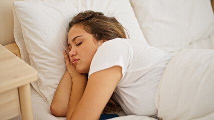 Obraz na płótnie Canvas Young beautiful hispanic woman lying on bed sleeping at bedroom
