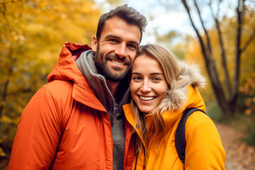 Obraz premium Smiling couple enjoying the mountain in autumn