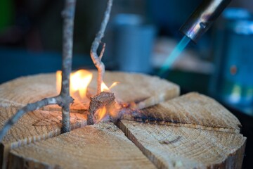 スウェーデントーチ、キャンプ場での焚き火