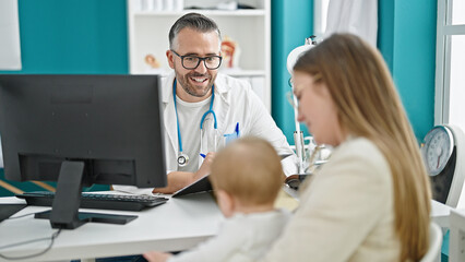 Obraz premium Caucasian mother with baby on a doctor appointment at clinic