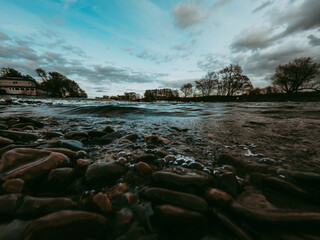 Obraz premium Flußufer der Sieg bei Siegburg zum Sonnenuntergang