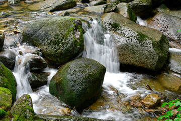 wodospad górski, krajobraz z wodą, ruch zamrożony, pluskająca woda, woda, płynąca woda, strumień, waterfall, water, flowing water, stream,  © kateej