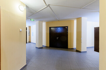 Obraz premium interior apartment public place, house entrance. doors, walls, staircase corridors