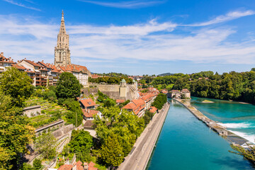Fototapeta premium Vue sur Berne et la Collégiale Saint-Vincent en Suisse