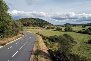 route sinueuse en Auvergne