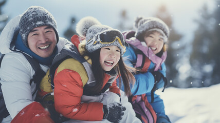 雪山のスキー場で笑顔のアジアの家族 family smiling in snow ski resort