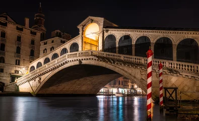 Photo sur Plexiglas Pont du Rialto Rialto Bridge (Ponte Di Rialto) in Venice, Italy at night time