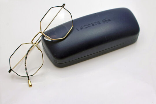 Lunettes et &eacute;tui de Lacoste