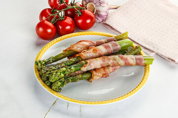 Grilled asparagus with bacon