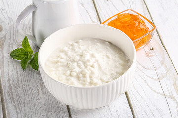 Grain curd with cream and jam