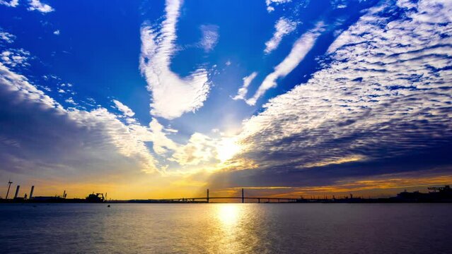 横浜港の朝陽とベイブリッジ_流れ来る雲_ZOOM（タイムラプス）