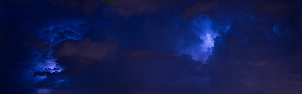 Vue panoramique d'un ciel d'orage avec &eacute;clairs
