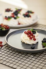 Mini beza pavlova monoporcja z owocami