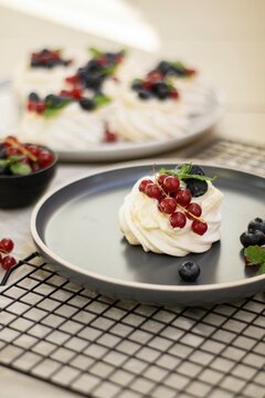 Mini beza pavlova monoporcja z owocami