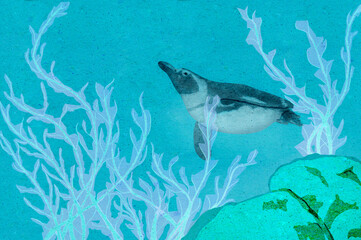 Ilustracja pingwin pływający pod wodą na tle rafy i roślin podwodnych.