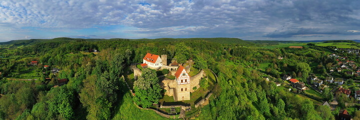 Luftbild von Königsberg in Bayern mit Blick auf die Burg Königsberg. Königsberg in Bayern, Haßberge, Unterfranken, Bayern, Deutschland.