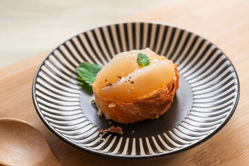 パンにのせた梨のコンポート